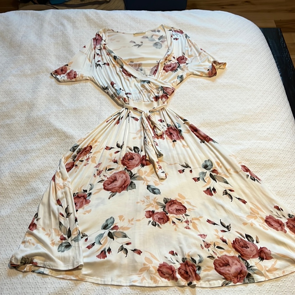 NWOT New flowery dress. Comfortable fabric